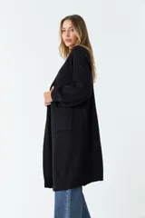 Saco de punto negro para dama, con corte regular y bolsillos, ideal para usar en capas.