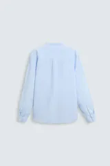 Camisa negra de lino y algodón, corte relaxed fit, cuello mao, manga larga con puños abotonados y cierre frontal con botones.