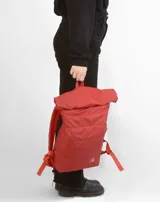 Mochila color terracota, con diseño acolchado y cierre en la parte superior, ideal para laptop.