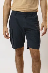 Bermuda color beige con bolsillos laterales tipo cargo, de corte recto.