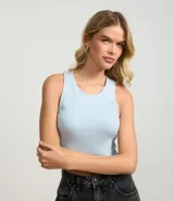 Top cropped sin mangas, color marrón oscuro, de corte ajustado al cuerpo y cuello redondo. Presenta textura acanalada.