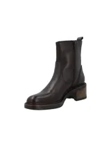 Botín de cuero color marrón oscuro, con paneles elásticos laterales y tirador trasero para facilitar el calce. Tiene un tacón de 5 cm de altura con acabado de madera y punta semi puntiaguda.