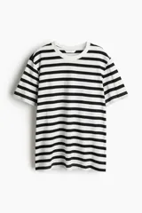 Remera de algodón a rayas horizontales blancas y negras, con cuello redondo y mangas cortas.