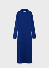 Vestido midi de punto fino color gris, con cuello perkins, diseño entallado y mangas largas.