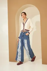 Cardigan celeste de punto trenzado, con escote en V y botones metálicos. Presenta ribetes a contraste en cuello, puños y bajo.