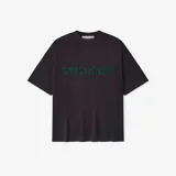 Camiseta negra de algodón con cuello redondo y estampado frontal con el logo de la marca "Fear of God Essentials" en color verde azulado.
