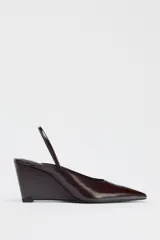 Zapato destalonado color marrón oscuro con tacón de cuña y tira trasera elástica.
