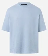 Remera celeste de algodón texturizado, corte boxy, cuello redondo y manga corta.
