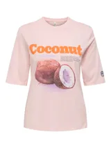 Remera rosa de algodón con estampado de cocos y texto en color naranja.