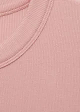 Remera entallada de punto color rosa claro, con cuello redondo y mangas cortas.