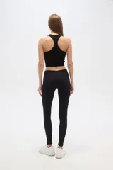 Calza negra de poliamida, corte ajustado y tiro medio.