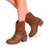 Bota corta Caterpillar color marrón, de cuero y gamuza encerada, con forro de malla de nylon, plantilla de espuma EVA y suela de goma.