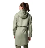 Campera cortaviento color verde claro, con capucha ajustable, cierre frontal con cremallera bidireccional, cintura ajustable con cordón, bolsillos con cremallera y puños ajustables.