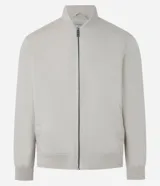 Campera bomber de poliéster color gris oscuro, con cuello alto, cierre frontal con cremallera, bolsillos laterales, mangas largas con puños ajustados y bajo con ajuste elástico.