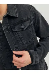 Campera de jean negra con cuello clásico, cierre frontal con botones metálicos, bolsillos en el pecho con solapa y puños abotonados. Confeccionada en tejido de sarga de algodón.