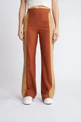 Pantalón palazzo en combinaciones de color tostado y beige, con bolsillos y fit oxford.