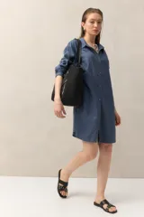 Vestido camisero corto negro de lino con botones tipo mostacillas y cinturón estampado.