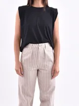 Remera sin mangas color coral, con cuello redondo y hombreras marcadas.