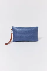 Sobre necessaire rectangular de rafia trenzada color azul, con cierre superior y tira de cuero marrón para la muñeca.