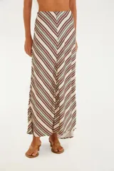 Falda larga de viscosa con estampado de rayas diagonales en tonos beige, verde y borgoña.