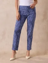 Pantalón recto de gabardina elastizada con estampado floral multicolor. Pretina ancha elastizada. Marca Zac & Rachel.