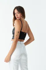 Top plateado con escote en V y tirantes finos.