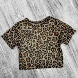 Remera corta de tull con estampado de animal print en tonos marrón y negro.