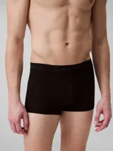 Pack de tres bóxers ajustados negros Calvin Klein Ultra Soft Modal, confeccionados en modal suave y elástico, con cinturilla elástica con logo grabado y dobladillo vuelto.