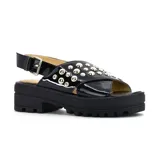 Sandalias con plataforma baja color beige, con capellada símil charol y tachas decorativas.