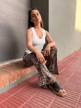 Sandalias de cuero color chocolate, con tira ancha sobre los dedos y suela de goma con plataforma.