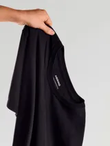 Camiseta básica de manga corta, cuello redondo y calce regular, color rojo jaspeado.