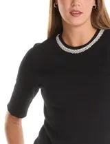 Buzo tejido negro de manga corta con cuello a la base adornado con apliques de strass.