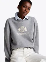 Buzo gris de Tommy Hilfiger de felpa con mezcla de algodón, cuello redondo, hombros caídos y manga ancha. Tiene cuello y bajo de punto canalé, logo bordado en el pecho y logo bordado en el ribete de la manga.
