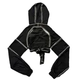 Buzo negro corto con capucha y espalda descubierta, con tiras para atar en la espalda y detalles de costuras blancas.