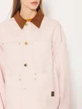 Chaqueta verde militar de algodón con cuello marrón de pana, cierre frontal con botones dorados, bolsillos plaqué en la parte superior e inferior y corte holgado.