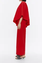 Mono largo de algodón color negro, con corte recto, largo tobillero, escote recto con maxivolante y hombro al descubierto.