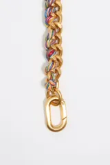 Collar corto de cadena dorada con cordón multicolor trenzado y colgantes de charms con motivos de la jungla en resina, metal y esmalte. Cierre de mosquetón.