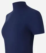 Remera marrón de ribana con cuello alto y mangas cortas.
