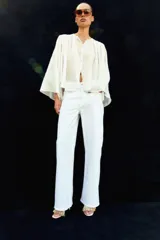 Pantalón de jean blanco de tiro alto y corte ancho.