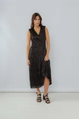 Vestido midi de fiesta color rojo con lentejuelas, escote en V, breteles anchos, frunce en la cintura y tajo lateral.