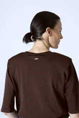 Camiseta negra de mangas cortas y cuello redondo.