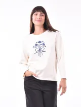 Remera blanca de manga larga con cuello redondo y estampado frontal con la frase "All my love darling" en color celeste.