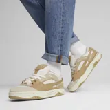 Championes Puma 180 color caramelo con detalles en blanco y beige.
