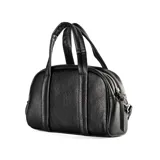 Cartera tipo baúl color negro, confeccionada en poliéster con diseño símil cuero graneado. Cuenta con acceso con cierre, un compartimento principal, un bolsillo interno con cierre, un bolsillo interno abierto y un bolsillo externo con cierre. Incluye correa regulable y asas fijas.