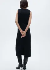 Vestido midi color borgoña, sin mangas y cuello redondo, con detalle de nudo drapeado en la cintura.
