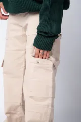 Pantalón cargo negro de corte relaxed fit y tiro medio, con múltiples bolsillos y costuras a contraste en color blanco.