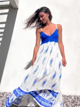 Vestido largo de algodón con estampado de cachemir en blanco y azul. Presenta un corpiño de crochet azul y tirantes finos.