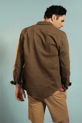 Bermuda color beige de corte recto.