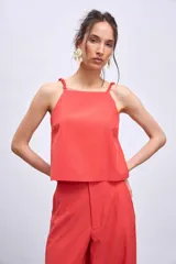 Blusa blanca de tirantes finos y corte cropped.