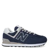 Championes urbanos New Balance modelo 574, color azul marino con detalles en gris y blanco, confeccionados en gamuza y malla, con logo "N" característico en los laterales y entresuela ENCAP.
